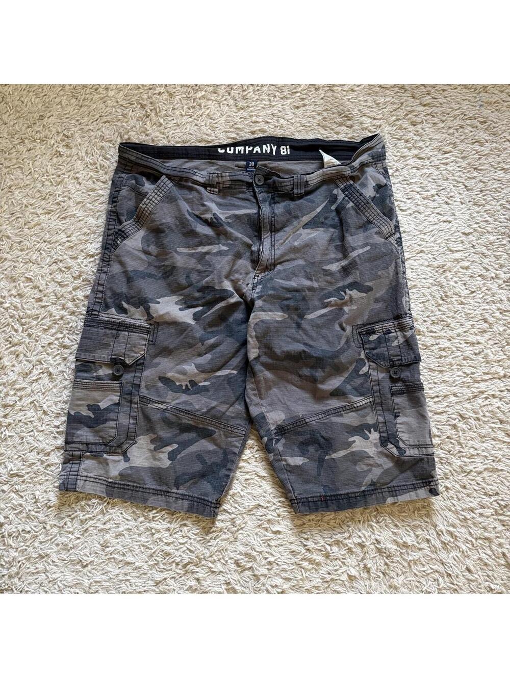 Baggy Y2K camo below knee cargo shorts.